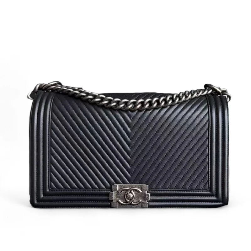 Sustainable fashion bagsChanel Boy Medium - 28CM Chevron Calfskin Black Ruthenium Palladium Silver Hardware Series 20